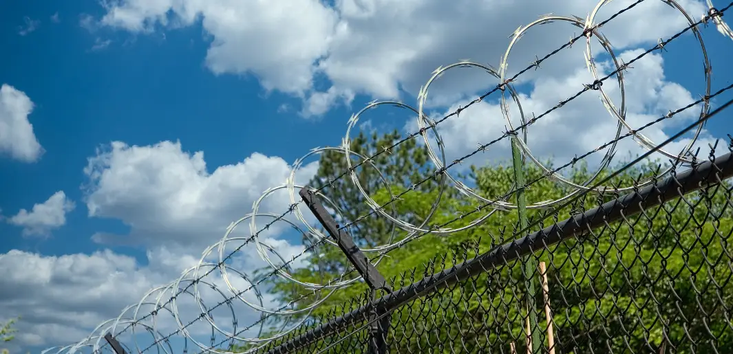 Diagonal Razor Wall Razor Wire Security: Complete Guide to Perimeter Protection (2025)